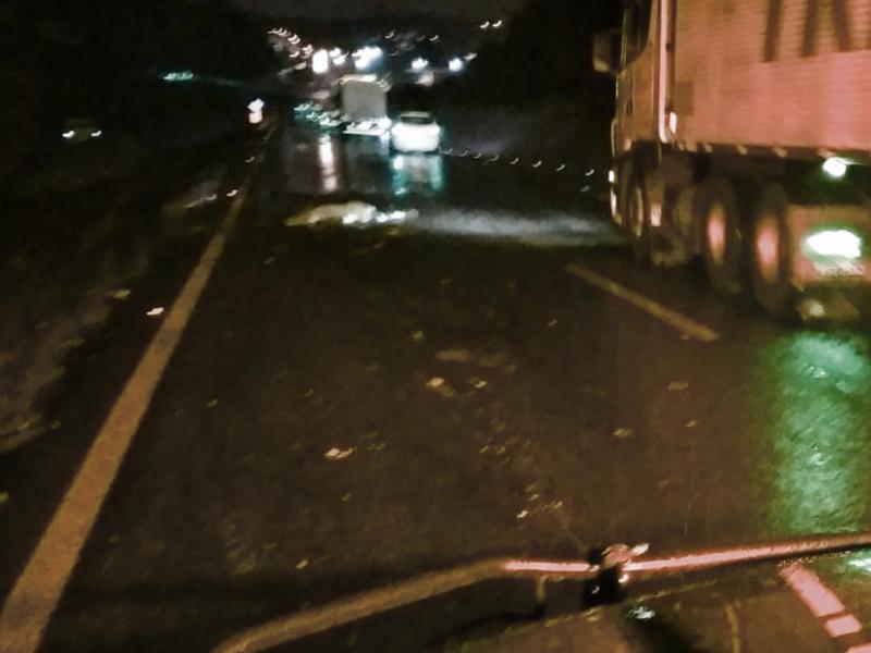 Motociclista perde a vida após ser atingido por um caminhão no Km 123