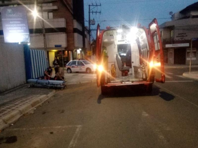 Carro atropela moça no Centro e o motorista não para prestar socorro