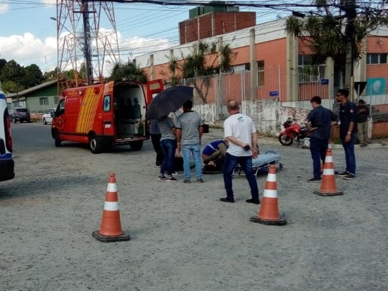 Motociclista socorrido em estado grave após colisão no Centro