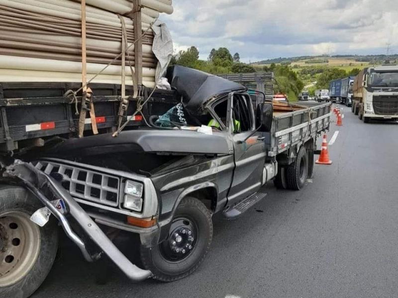 Motorista socorrido pelos Bombeiros em colisão traseira no Km 134 em São Luiz do Purunã