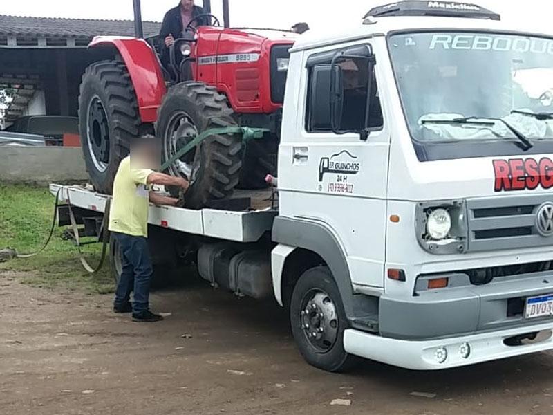 Marginais roubam caminhão guincho em Curitiba e motorista é liberado em Campo Largo