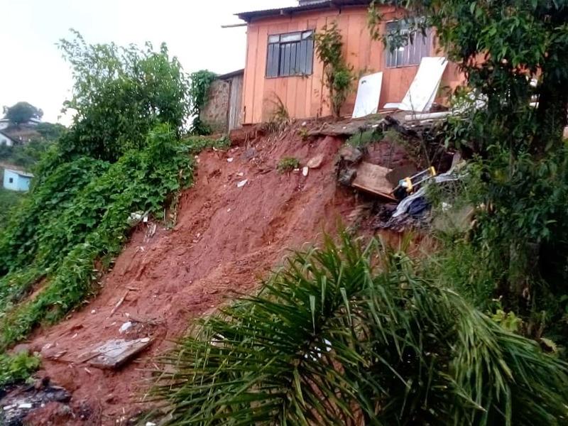 Defesa Civil atende ocorrência de deslizamento de terra no Santa Ângela 