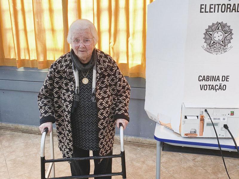 Idosa de 96 anos não deixa de participar de nenhum pleito e gosta de política