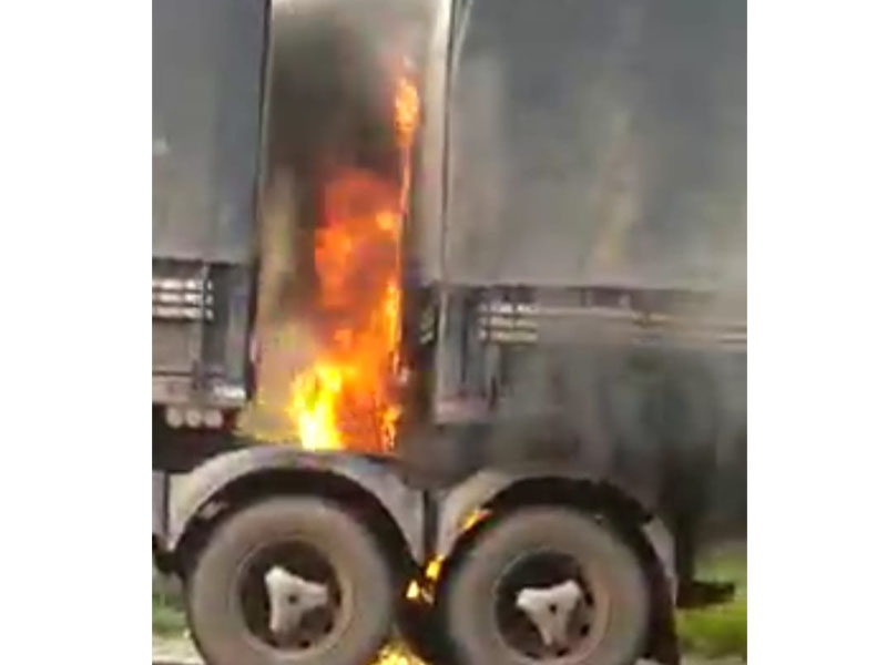 Carreta pega fogo na BR-277 proximidades do bairro São Caetano