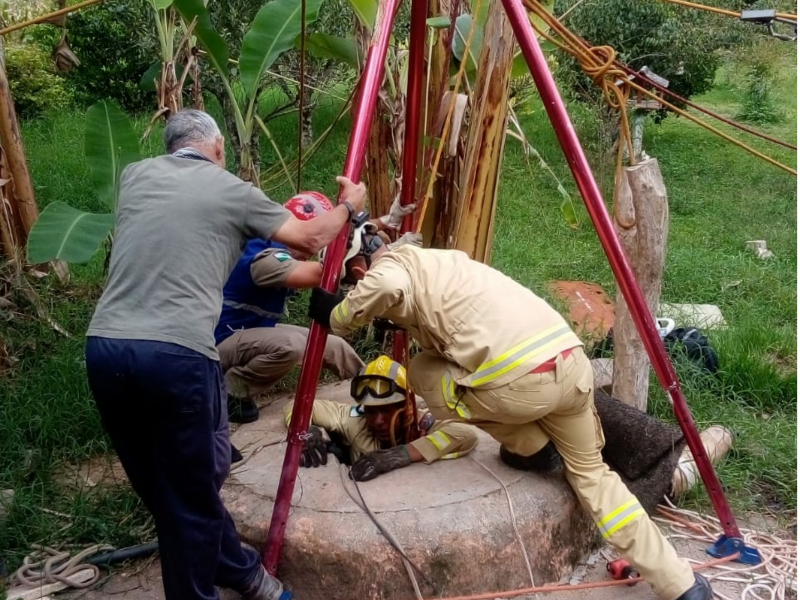 Bombeiros resgatam homem que caiu em poço no Felpudo