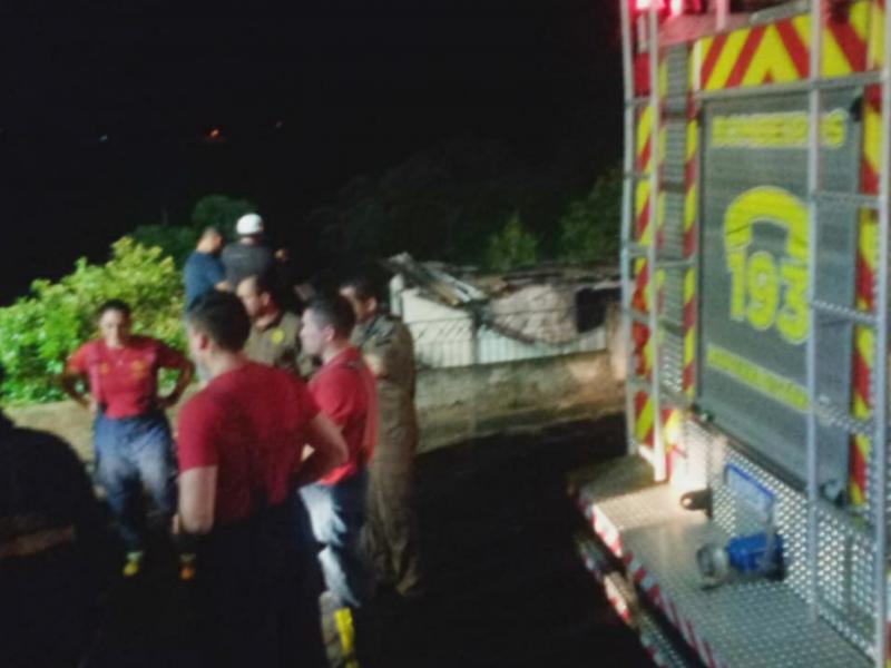 Duas residências destruídas pelo fogo no Jardim Guarani