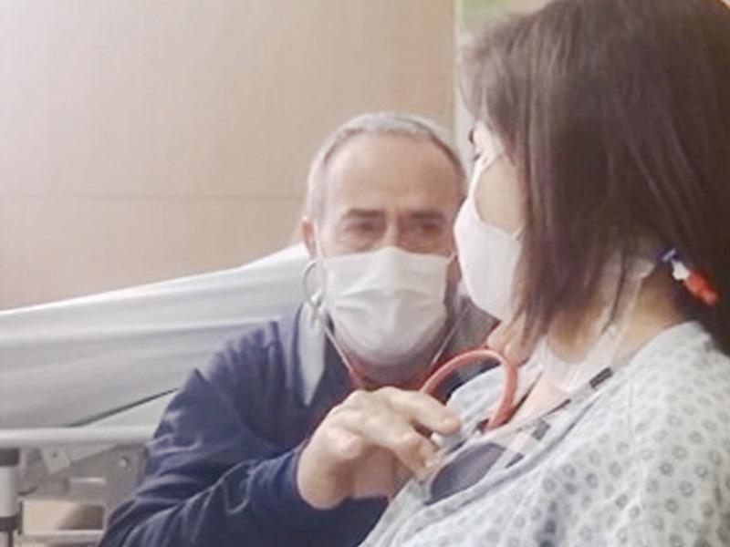 Pai ouve coração de filha bater pela primeira vez após transplante, se emociona e vídeo viraliza