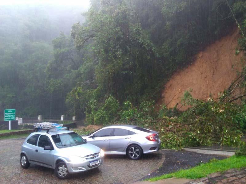 Após chuvas intensas, três rodovias do Litoral têm pontos com bloqueio