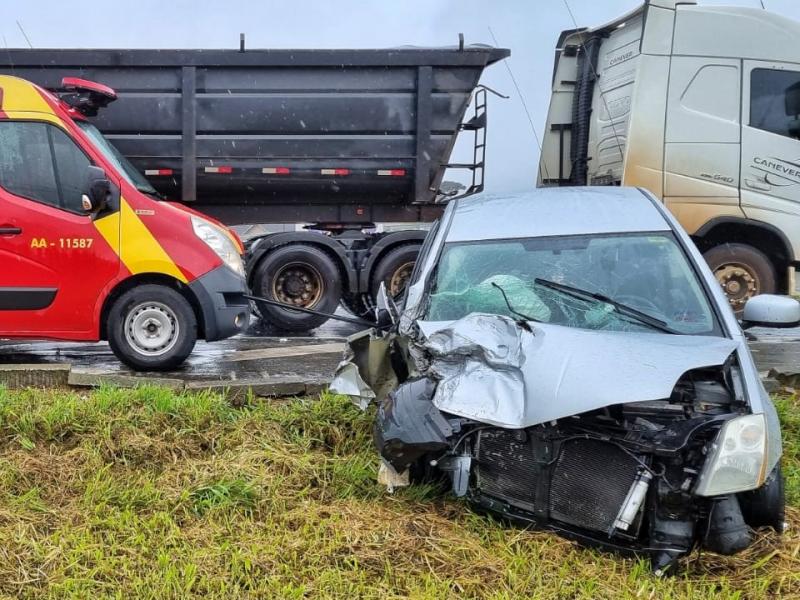 Veículo desgovernado atravessa a pista e colide em caminhão no Km 114 da BR-277