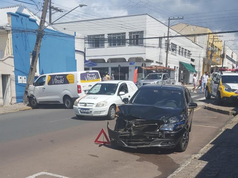 Acidente entre veículos na Marechal Deodoro seguido de colisão em poste