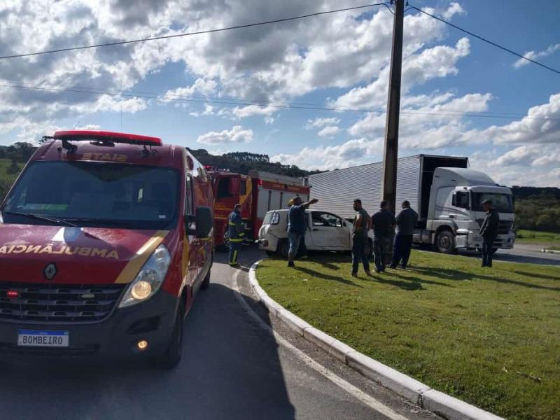 Mulher gravemente ferida em colisão no Trevo da Morte em Campo Largo