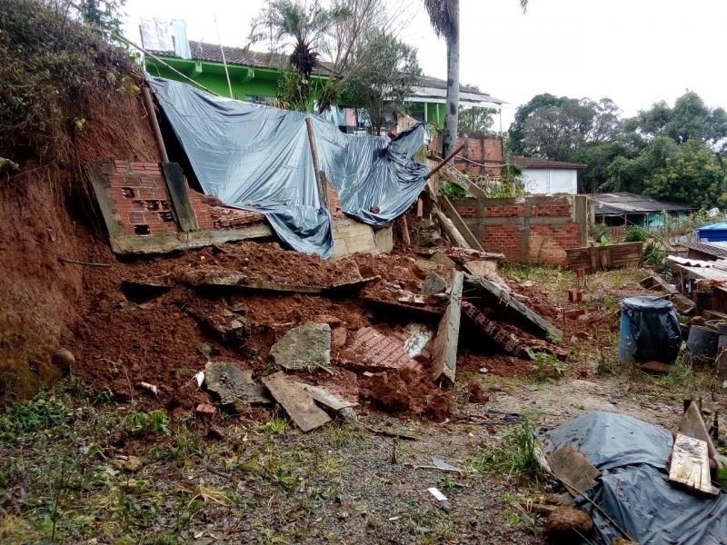 Defesa Civil faz alerta de perigo de deslizamento de terra devido às fortes chuvas e tempestades