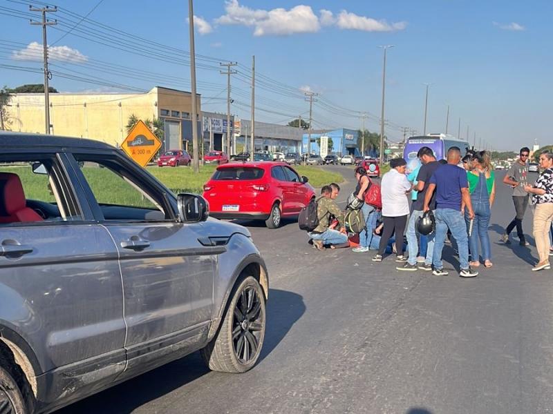 Acidente na travessia da antiga BR-277 no Ouro Verde deixa mulher ferida