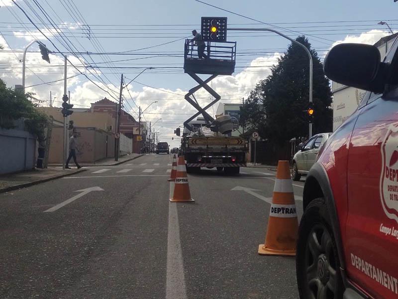 Semáforo entre ruas Benedito Soares Pinto e Barão do Rio Branco é ativado