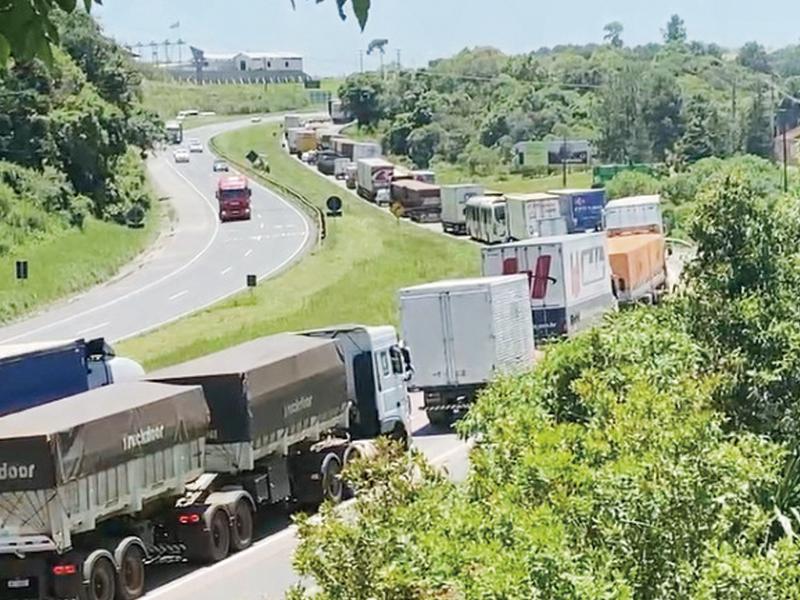 Obras no Contorno Sul impactam trânsito da  BR-277 gerando grandes filas e horas de espera