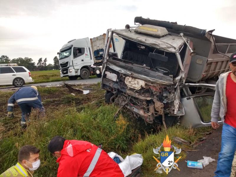 Grave acidente envolvendo dois caminhões na BR-376 em Witmarsum