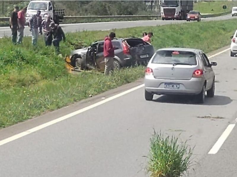 Megane cai no canteiro central no Km 120 da BR 277 e ocupantes são socorridos