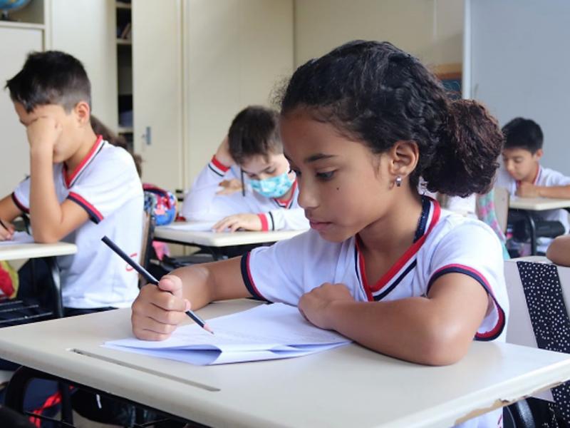 Estudantes fazem prova de avaliação da educação básica