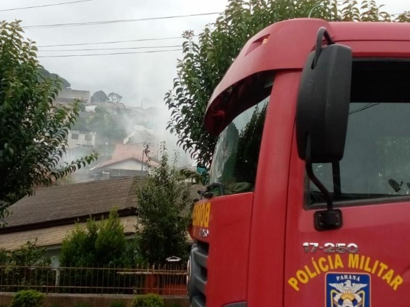 Bombeiros combatem incêndio em residência no Jardim Esmeralda