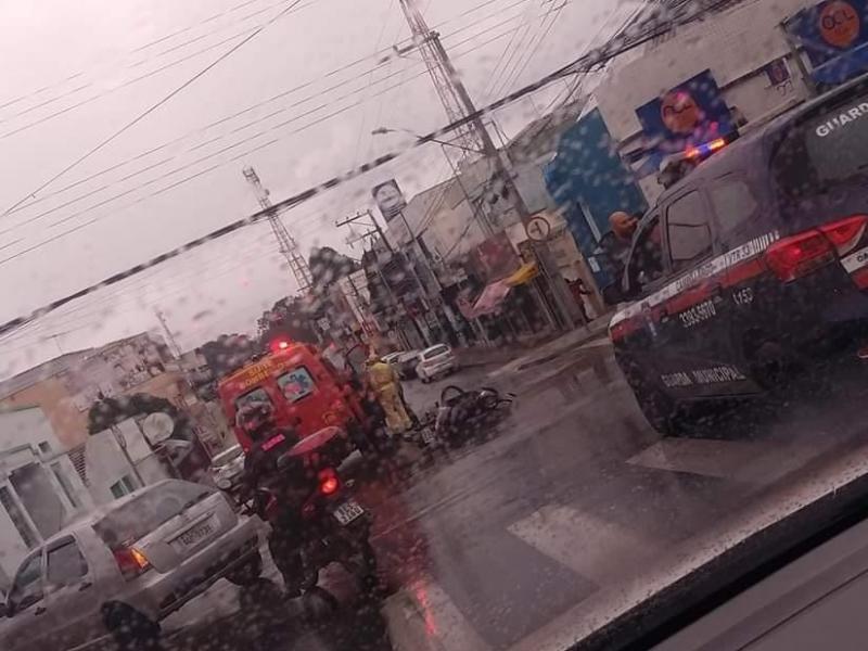 Colisão entre caminhonete e moto na Marechal Deodoro deixa jovem motociclista ferida