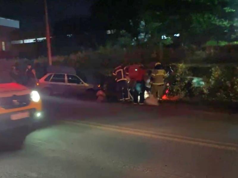 Colisão frontal entre dois carros na PR-423 em Campo Largo deixa dois feridos