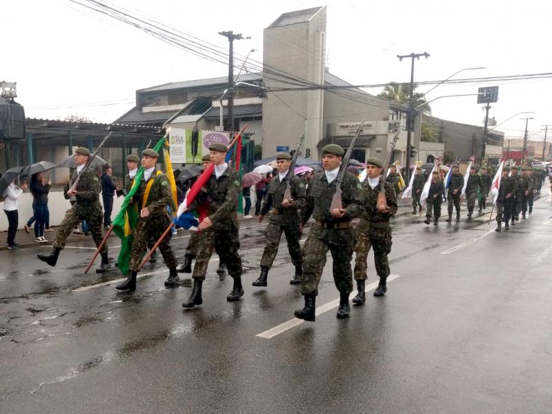 Chuva não atrapalha solenidade de Sete de Setembro