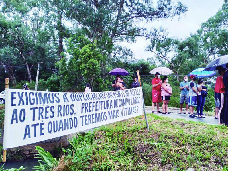 População protesta para pedir ponte segura no Três Rios