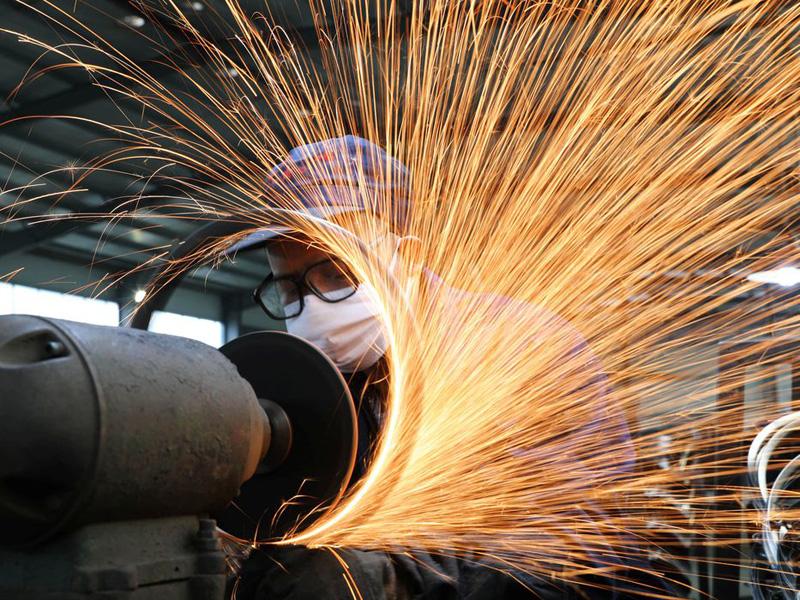 Produção industrial cresce 0,3% de abril para maio