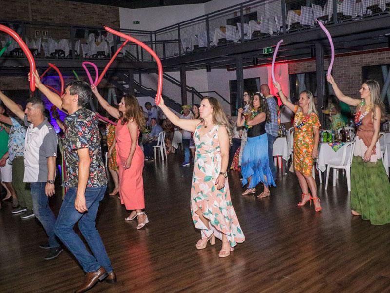 Baile do Havaí reuniu a sociedade campo-larguense no último sábado, 19