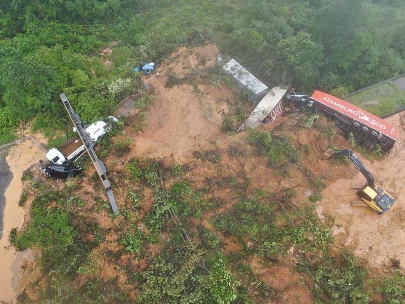 Paraná cria força-tarefa para atender vítimas do deslizamento na BR-376, no Litoral