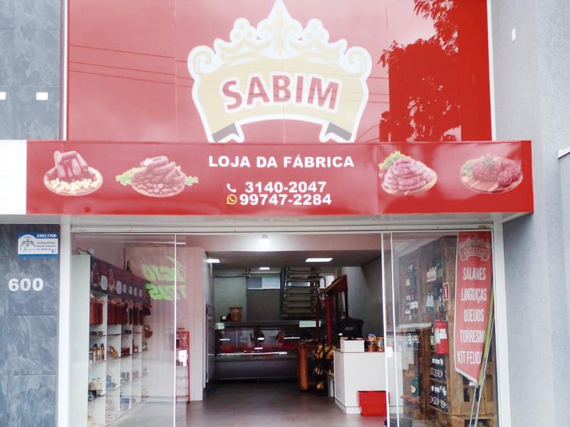 Tábua de frios e grande variedade de produtos coloniais nas Lojas Sabim