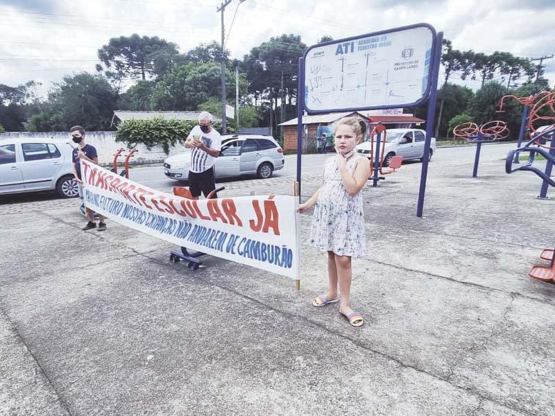 Pais de alunos reivindicam manter transporte escolar para todos