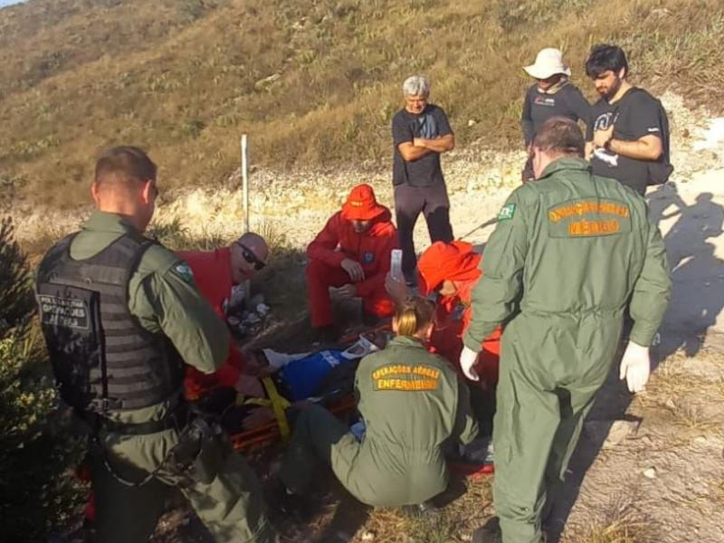 Homem é socorrido após queda de Parapente no Morro do Cal