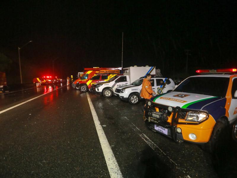 Equipes do Estado auxiliam trabalhos de atendimento às vítimas do deslizamento na BR-376