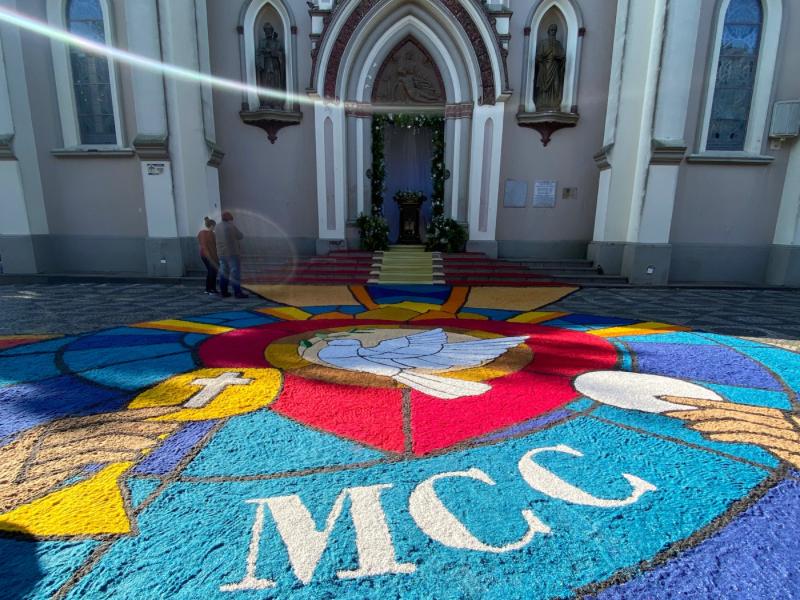 Celebração de Corpus Christi reúne centenas de fiéis e tapetes decorados dão cor à região central 