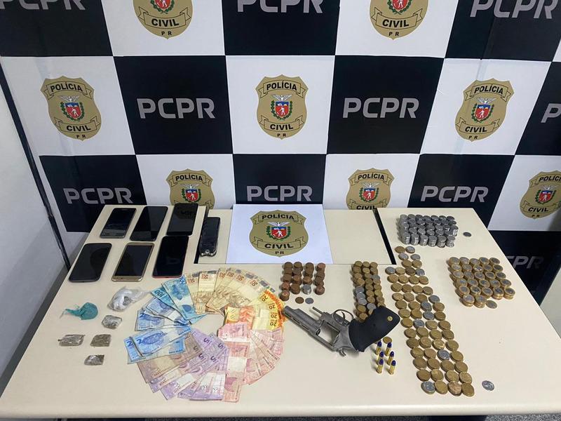 PCPR cumpre Mandado de Busca e Apreensão e prende dois suspeitos com drogas e arma no Aparecida