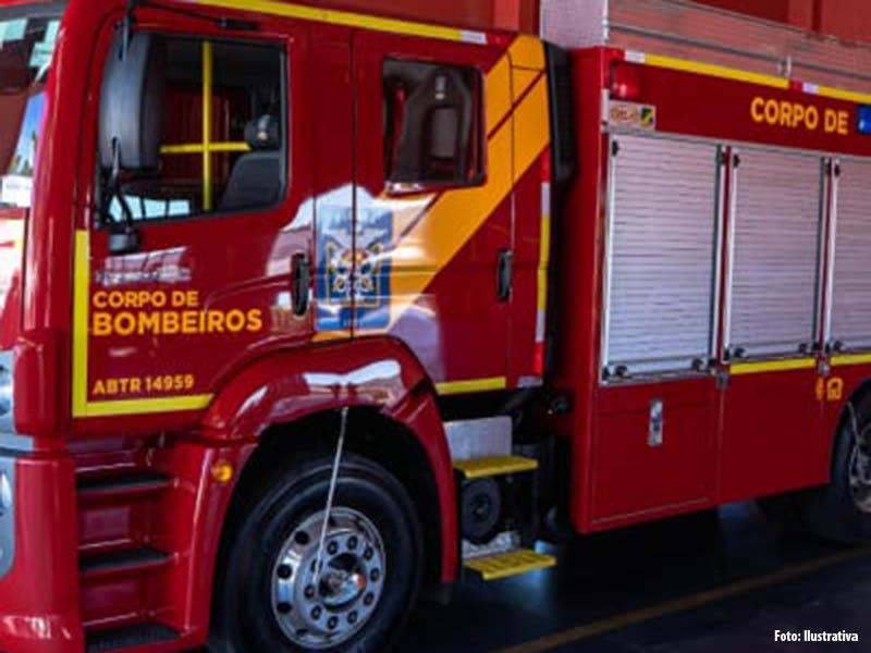 Corpo de Bombeiros combatem incêndio em residência no Distrito de Bateias 