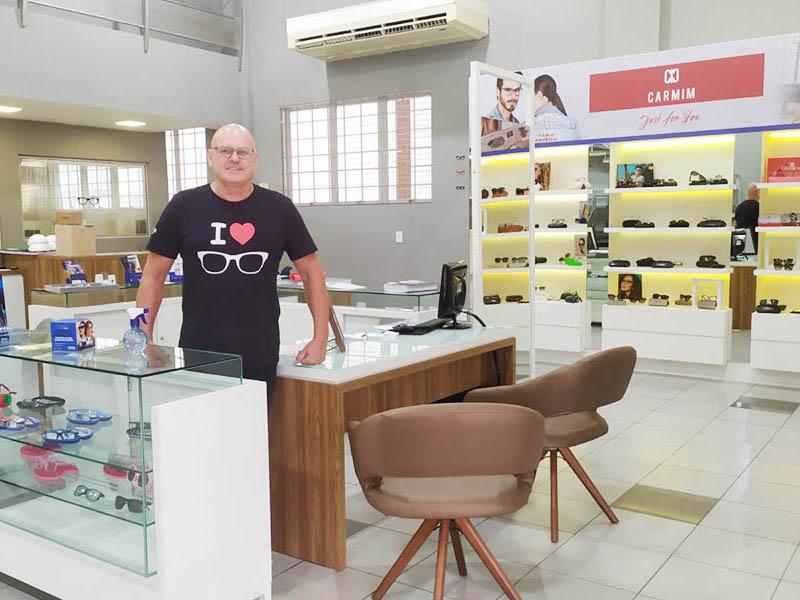 Empresário valoriza suas raízes com experiência no setor de louças e comercial até abrir a Ótica Clara Visão