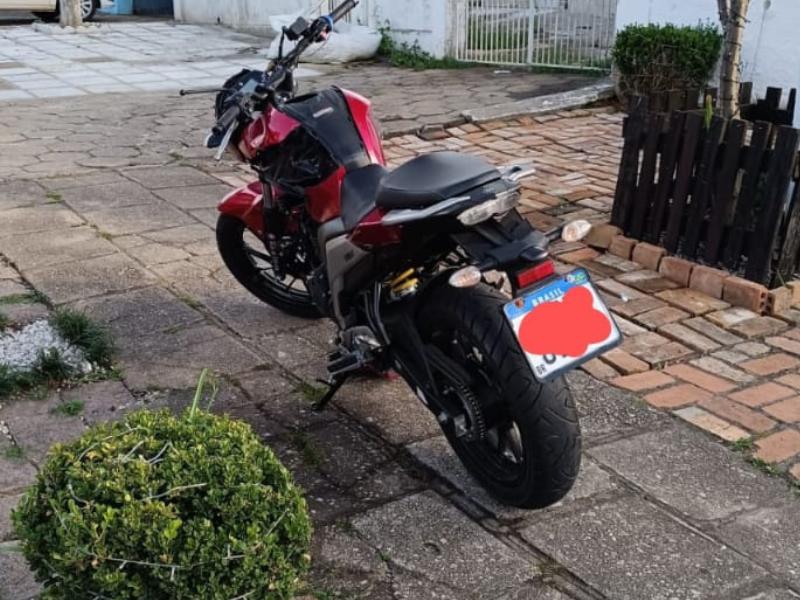 Motociclistas socorridos pelas equipes do SIATE em colisão entre carro e duas motos 