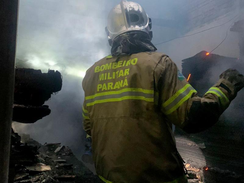 Corpo de Bombeiros de Campo Largo combate incêndio em residência no Busmayer