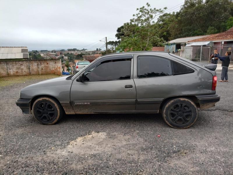 Kadett cinza furtado em uma residência na região do Cercadinho em Campo Largo 