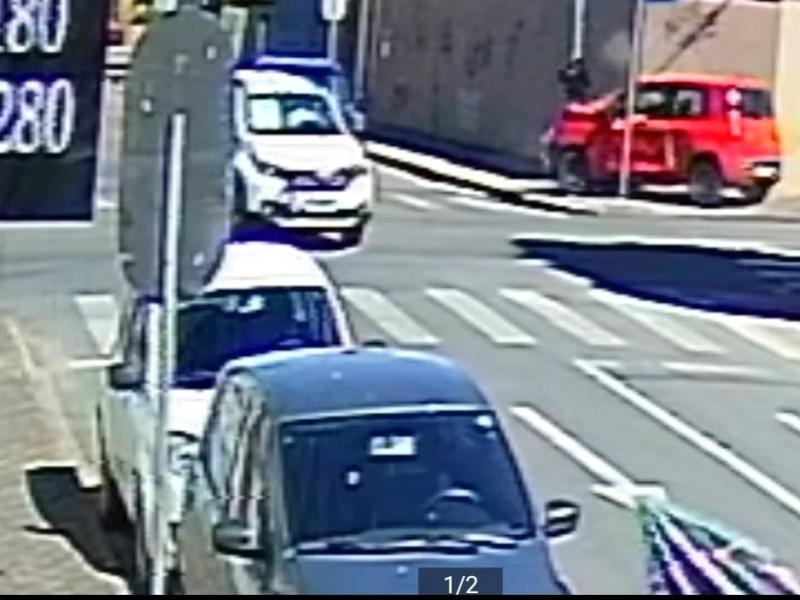 Motorista causa acidente ao furar sinal no Centro e foge abandonando o carro