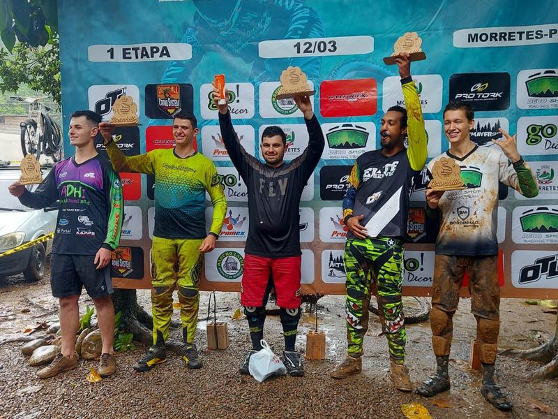 Campo-larguense campeão em 2022 de Mountain Bike Downhill vence a 1ª Etapa de Morretes 