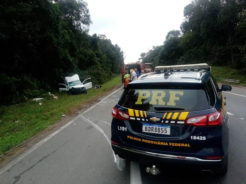 Bombeiros socorrem motorista de veículo que colidiu em traseira de caminhão no Km 124