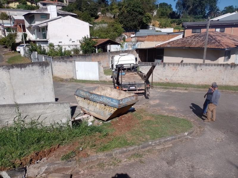 Caminhão desgovernado atinge o muro de uma residência no bairro Aparecida 