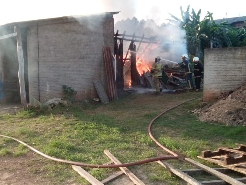 Corpo de Bombeiros de Campo Largo e Araucária combatem incêndio em residência na PR-510