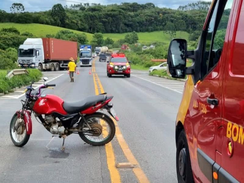 Colisão entre duas motos no 