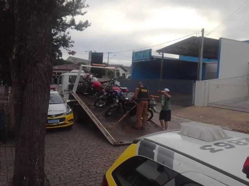 Polícia Militar e Guarda Municipal apreendem várias motos em Motocaço de Natal em Campo Largo 