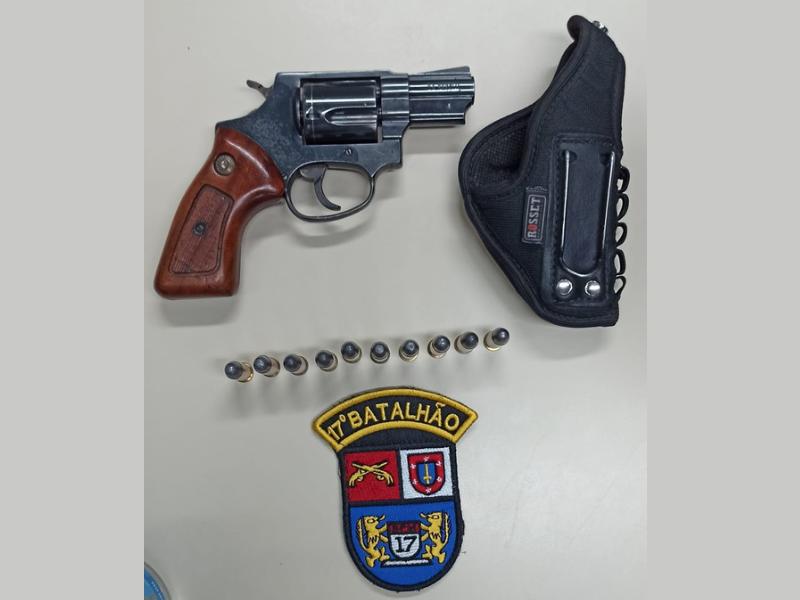 PM apreende arma com munições em residência em ocorrência de violência doméstica