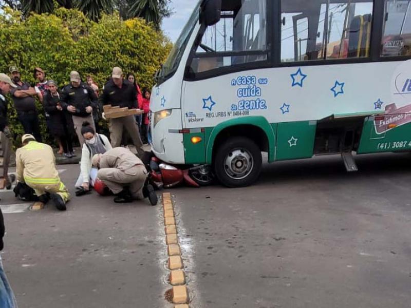 Motociclista fica presa embaixo de micro-ônibus e é retirada pelos Bombeiros com muita dificuldade no São Gerônimo